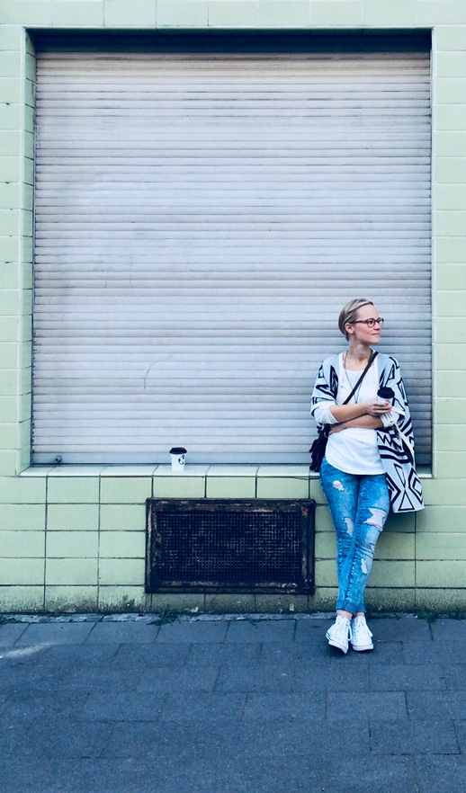 Tabea Floehr mit coffee to go